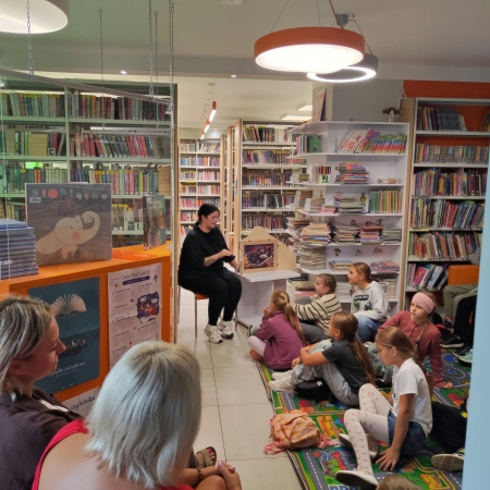 Fotografia kolorowa. Dzieci uczestniczą w lekcji bibliotecznej.